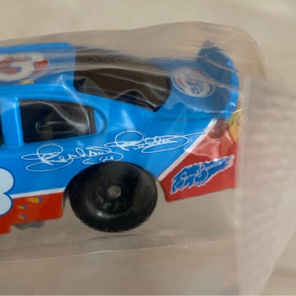 🟢 {3/$15} New in Plastic! NASCAR #43 Cheerios Richard Petty Car - Picture 8 of 16